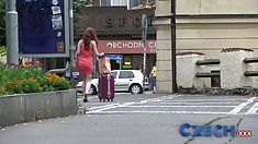 Séc nóng redhead fucks chàng cứng ở bãi đậu xe cho tiền mặt