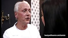 Teen vixen suck và fuck một con gà trống già