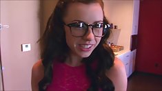 cô ấy trông giống như một thiếu niên và cung cấp một blowjob tuyệt vời