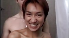 Cô gái châu á ngắn haried fucked trong phòng tắm