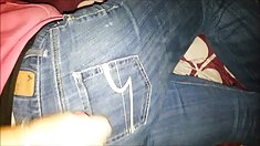 người phụ nữ jerking tắt người đàn ông trên quần jean của cô