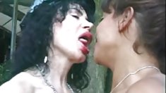 Hai kẻ trẻ anal fuck kinkster trưởng thành với ngực lớn ở bên ngoài cabin trong rừng