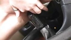 người phụ nữ fucks bánh thanh trong xe hơi