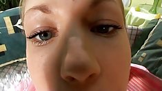 con gà trống vàng slut sucks trên guys dương vật với mặt kết thúc