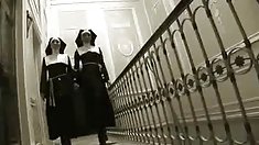 nữ tu sĩ nóng