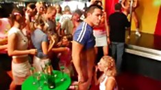 Trashy Đảng chicks suck và fuck dicks trong câu lạc bộ