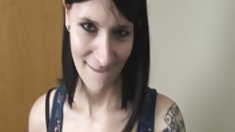 Brunette cho blowjob và nhận được fuck qua đường hậu môn trong văn phòng
