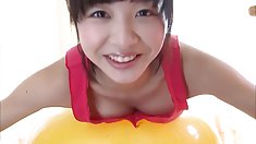 Hot Nhật bản girl có tập thể dục tập thể dục với quả bóng