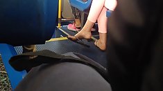 thắn flip flop feet trên xe buýt