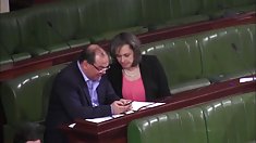 cô chạm vào cunt cô khi nói chuyện với một người đàn ông