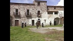 nữ tu có nhiệm vụ của mình