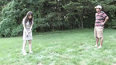 háo hức brunette yêu sucking cock cứng trên sân Golf