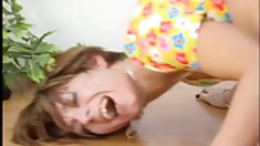 Sau khi facefuck thô, vòi nước của ông đi thẳng lên ass