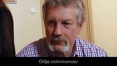 Oldman fucks cô gái nóng trong khi vợ ông ra khỏi nhà