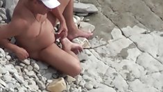 một người đàn ông bãi biển công cộng chia sẻ vợ với một người lạ voyeur