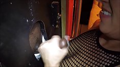 cumshot tốt đẹp từ một vòi nước tại glory hole