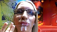 cô gái tóc vàng pov trên khuôn mặt
