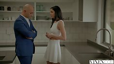 Vixen tenant ariana marie fucked trong ass của cô bởi chủ nhà