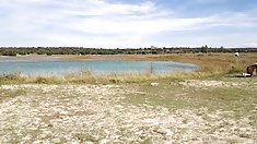 paseando al perro por el lago.