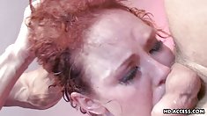 Các tóc đỏ nóng với tits lớn được hậu môn của mình kéo dài thêm hai hor