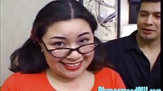 Châu á bbw tyung lee trả lại trên một con gà trống và sucks trên một