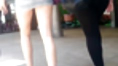 thẳng thắn trẻ tuổi teen ass trong minidress. Hot!